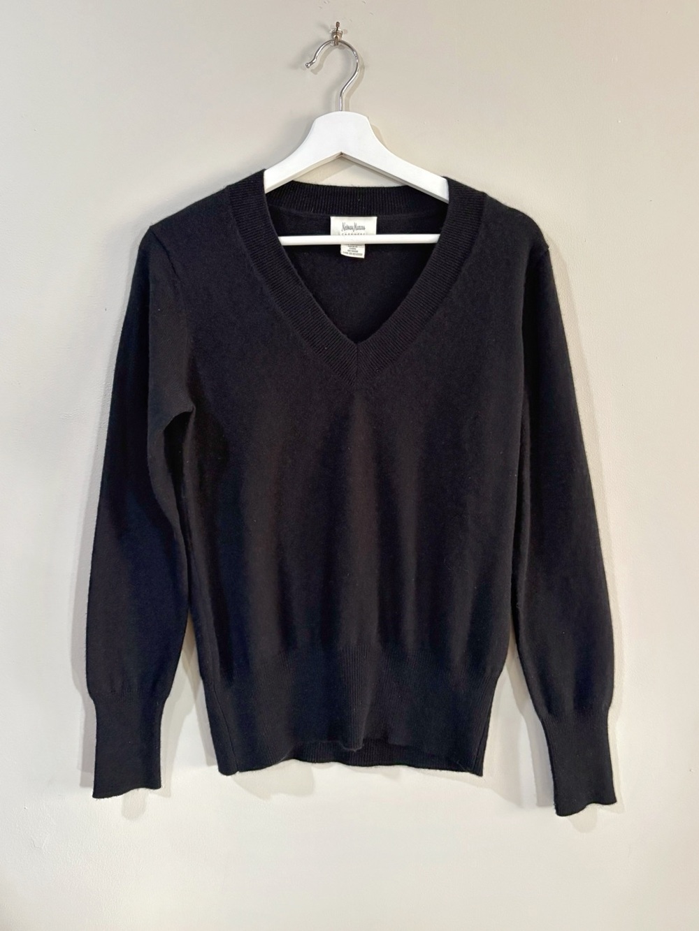 Neiman Marcus Cashmere V-Neck Sweater M Black Minimalist Quiet Luxury Chic